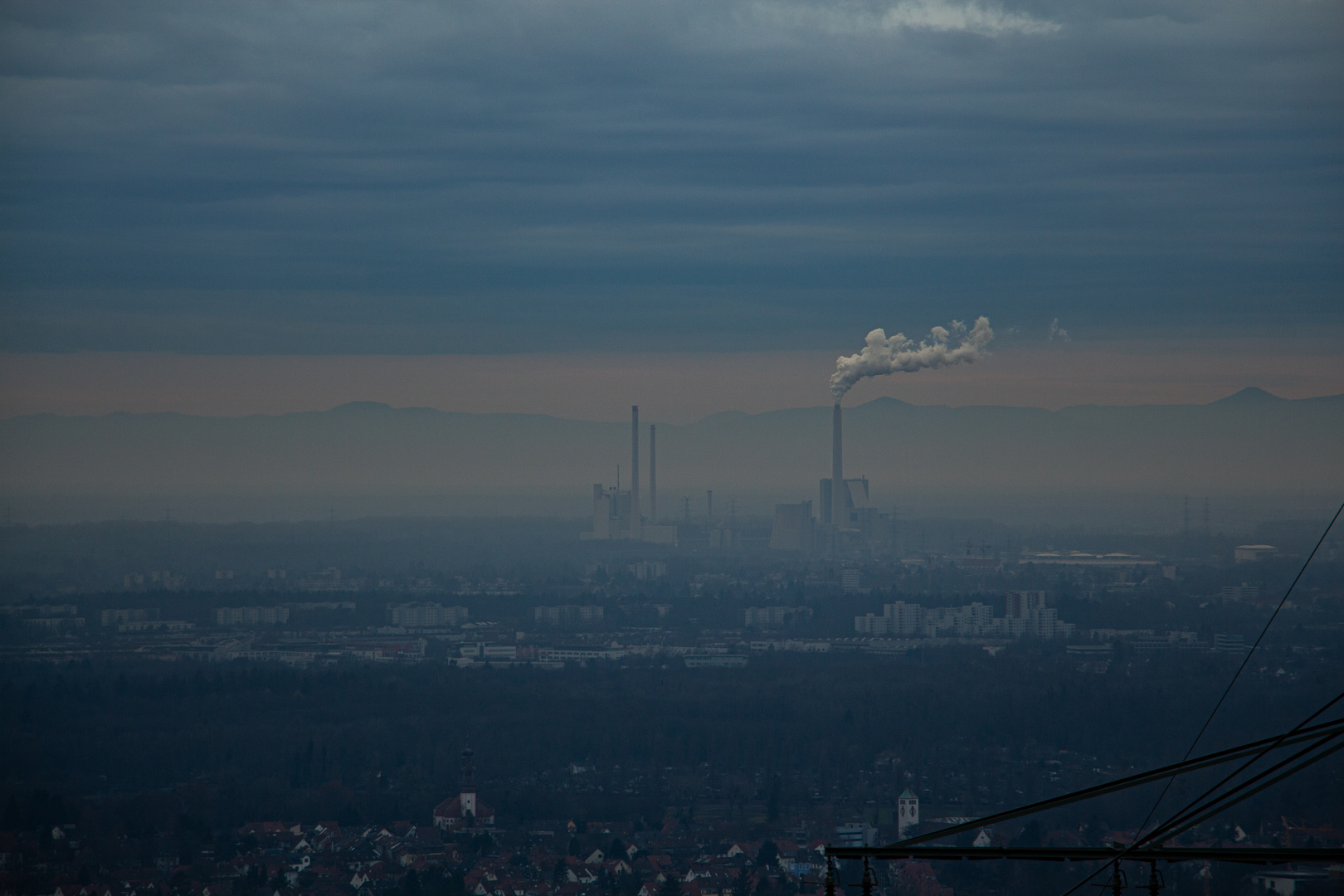 Blick auf die Schornsteine am Rheinhafen Karlsruhe