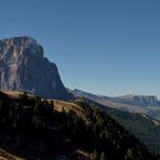 Blick auf die Seiser Alm zum Schlern hin, im Hintergrund das klotzige...