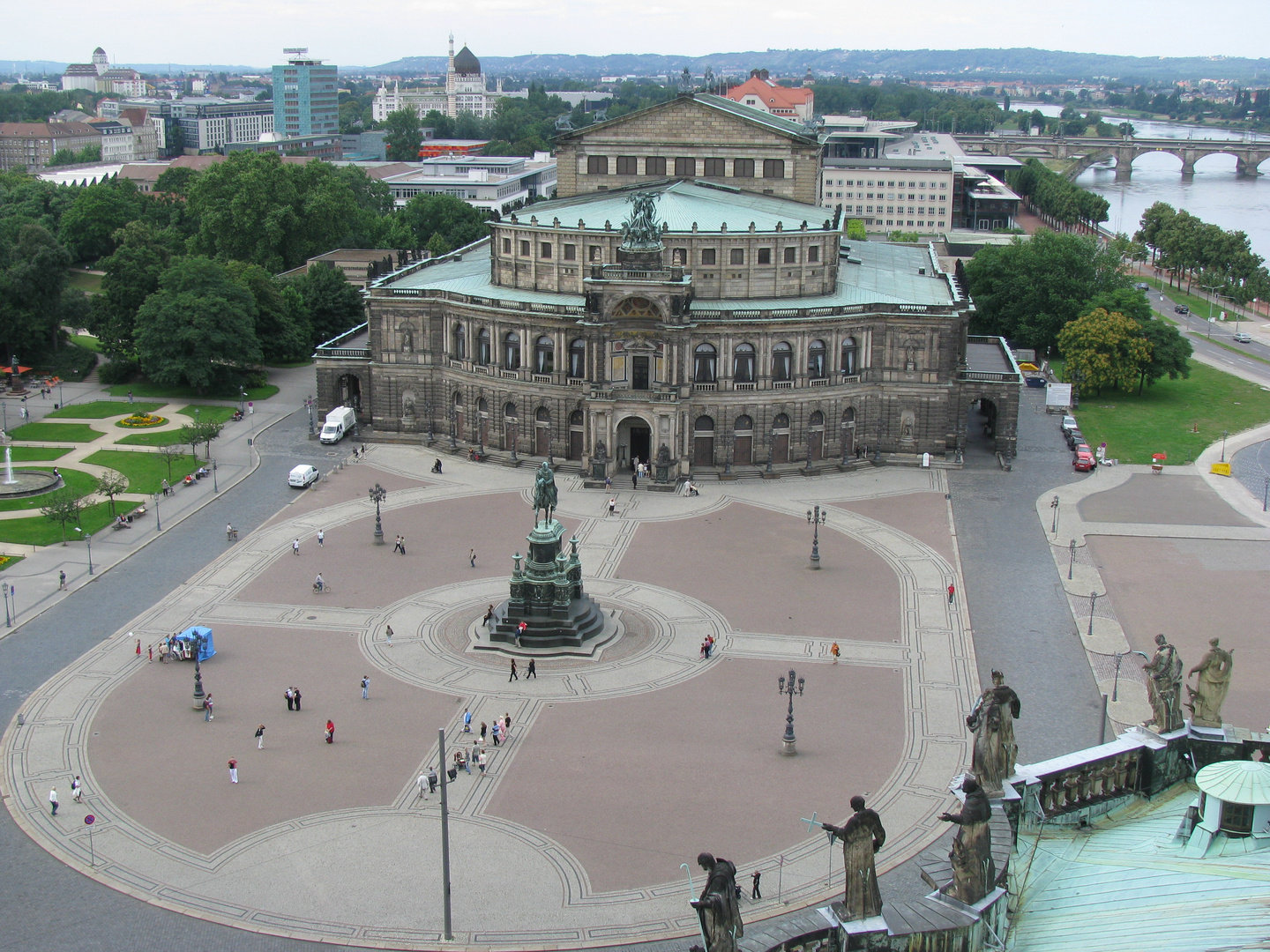 Blick auf die Semperoper über Hofkirche und Theaterplatz