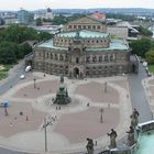 Blick auf die Semperoper über Hofkirche und Theaterplatz