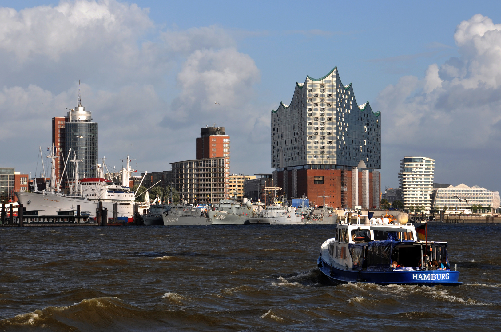 Blick auf die Skyline der Hafencity mit Elbphilharmonie