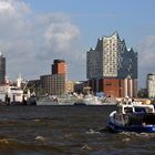 Blick auf die Skyline der Hafencity mit Elbphilharmonie