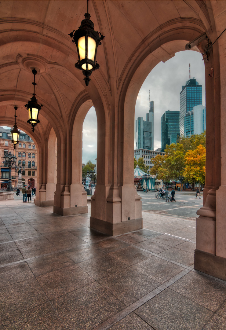 Blick auf die Skyline Frankfurt vom Eingang der Alten Oper