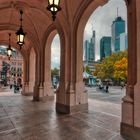 Blick auf die Skyline Frankfurt vom Eingang der Alten Oper