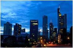 Blick auf die Skyline in der blauen Stunde