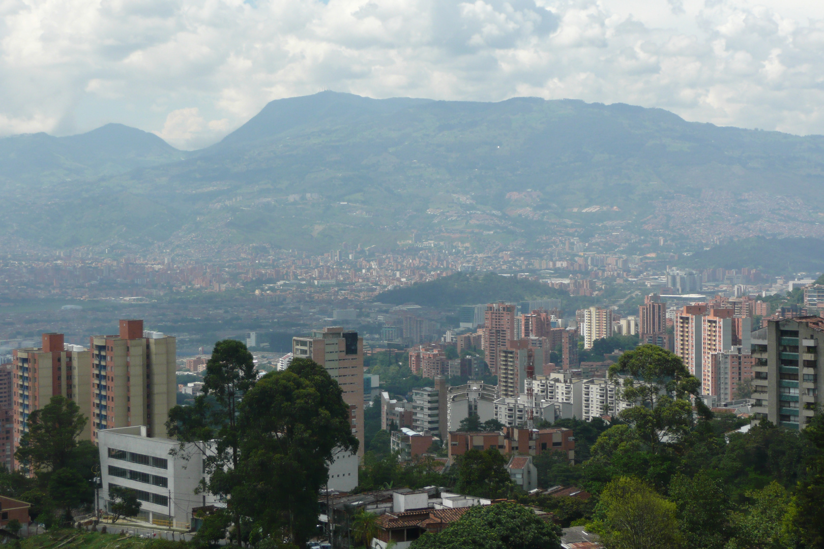 Blick auf die Skyline von Medellin / Kolumbien
