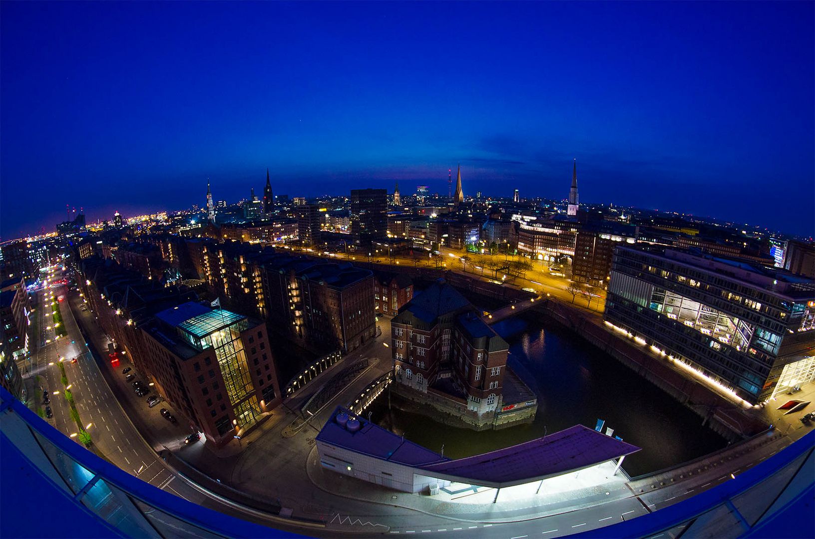 Blick auf die Speicherstadt mit der Monstertankstelle