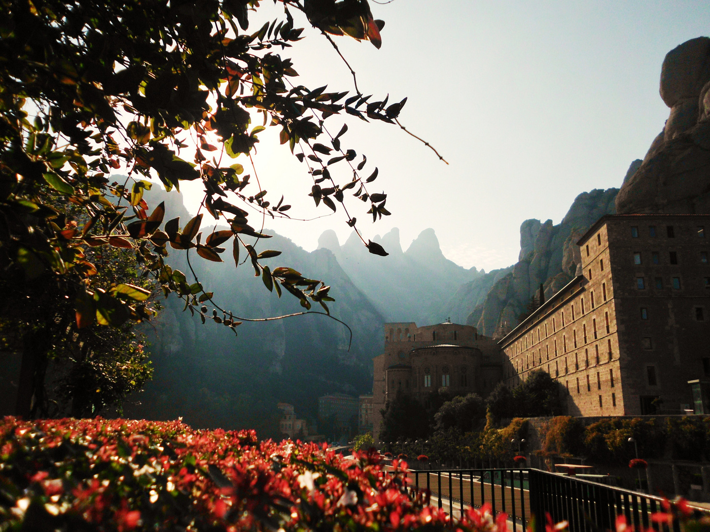 Blick auf die Spitze des Montserrat und dem Kloster (neu bearbeitet)