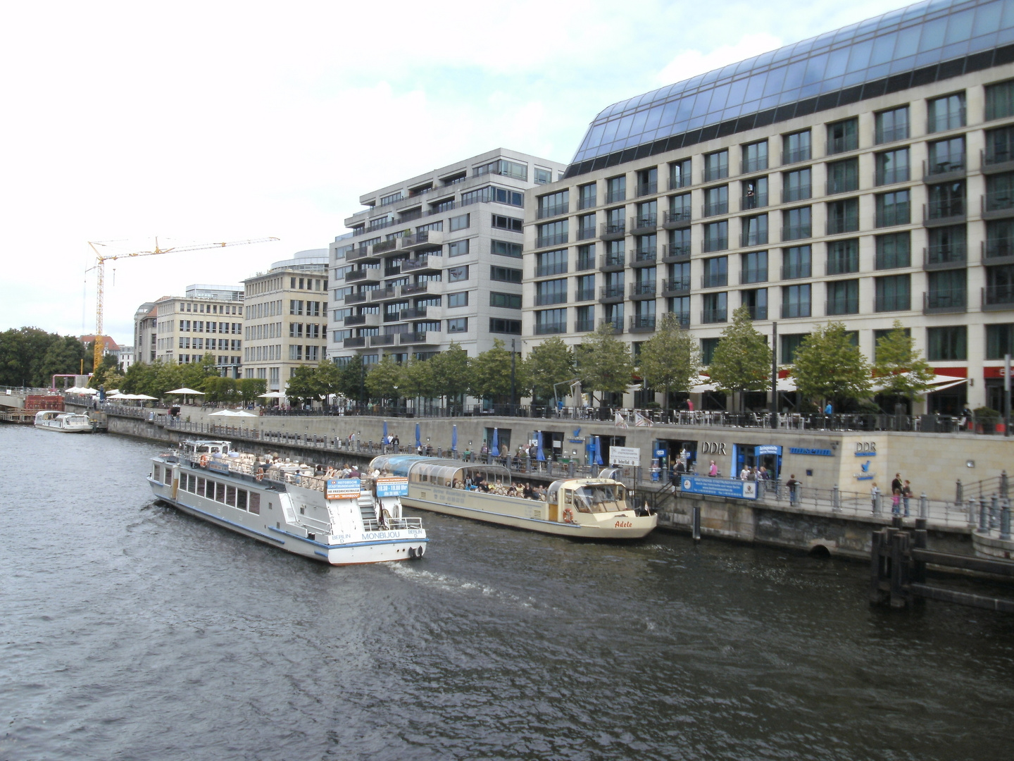 Blick auf die Spreepromenade am Hotel Radisson Blu