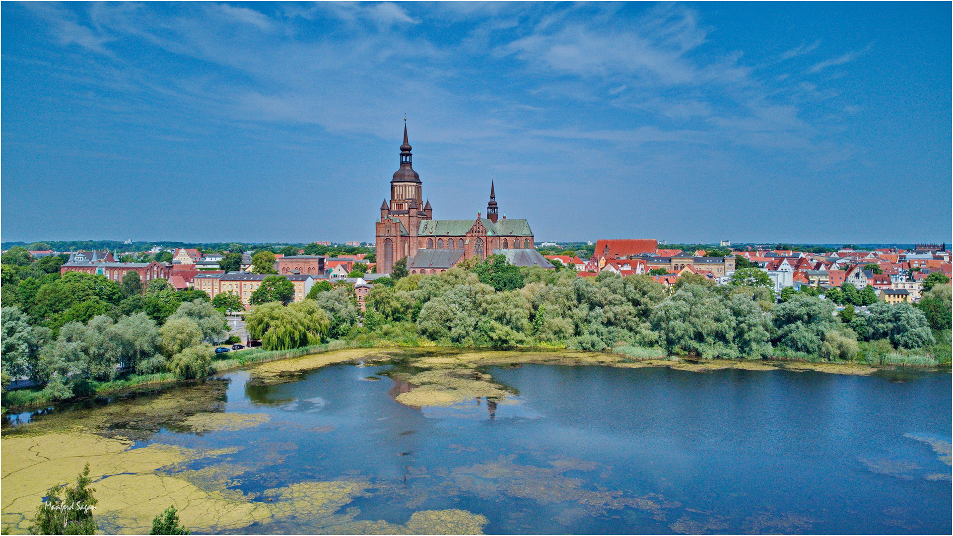 Blick auf die St.-Marien-Kirche zu Stralsund...