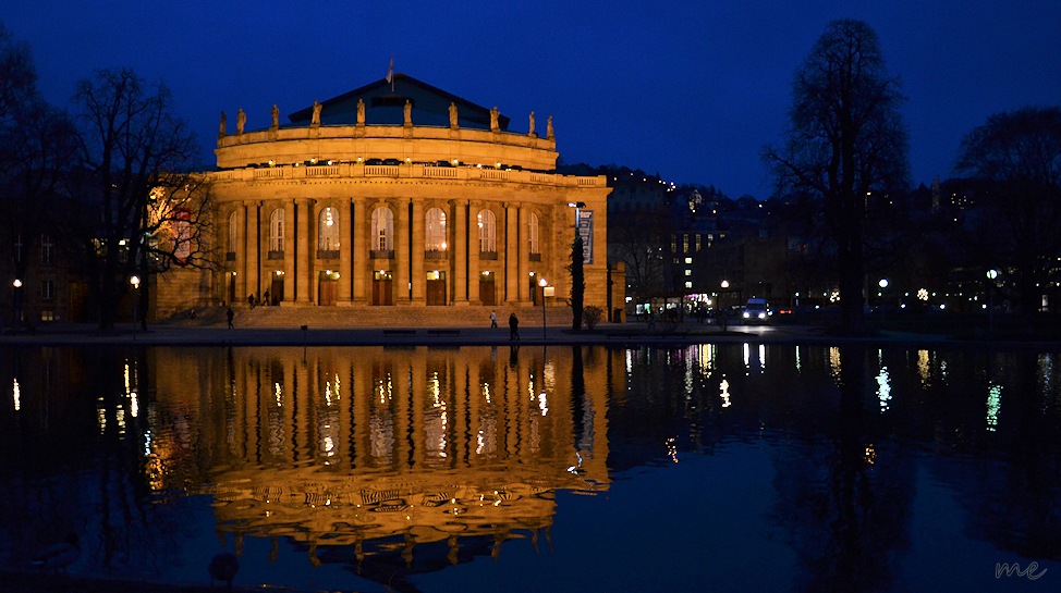 Blick auf die Staatsoper Stuttgart "Blaue Stunde"