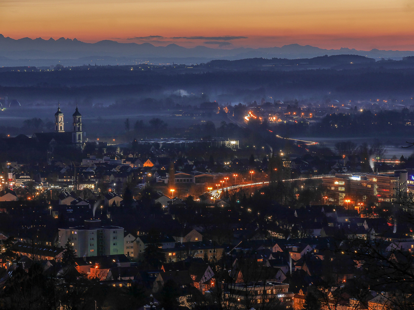 Blick auf die Stadt zur goldenen Stunde