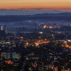 Blick auf die Stadt zur goldenen Stunde