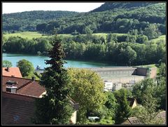 Blick auf die Staumauer vom See