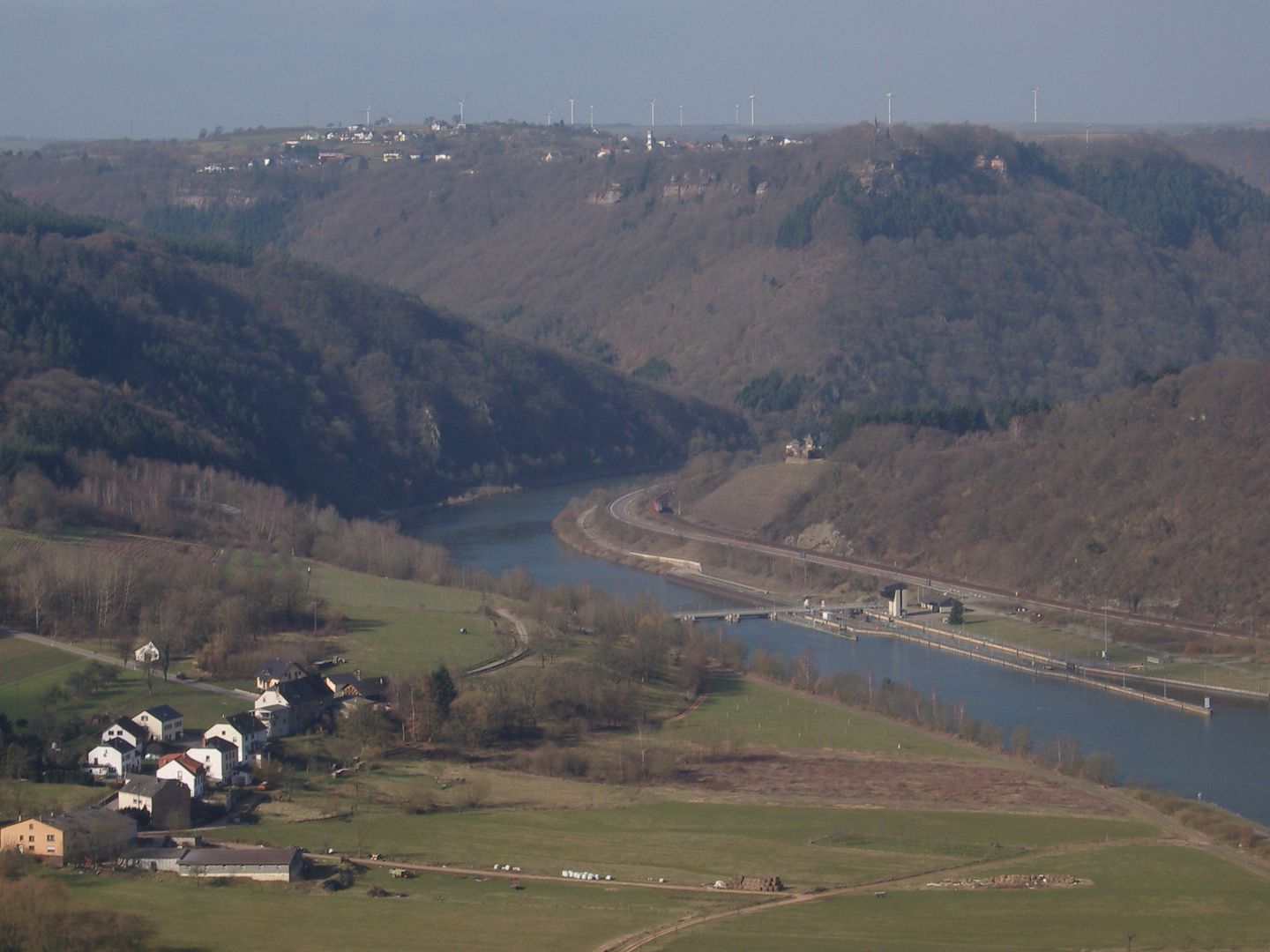 Blick auf die Staustufe bei Serrig