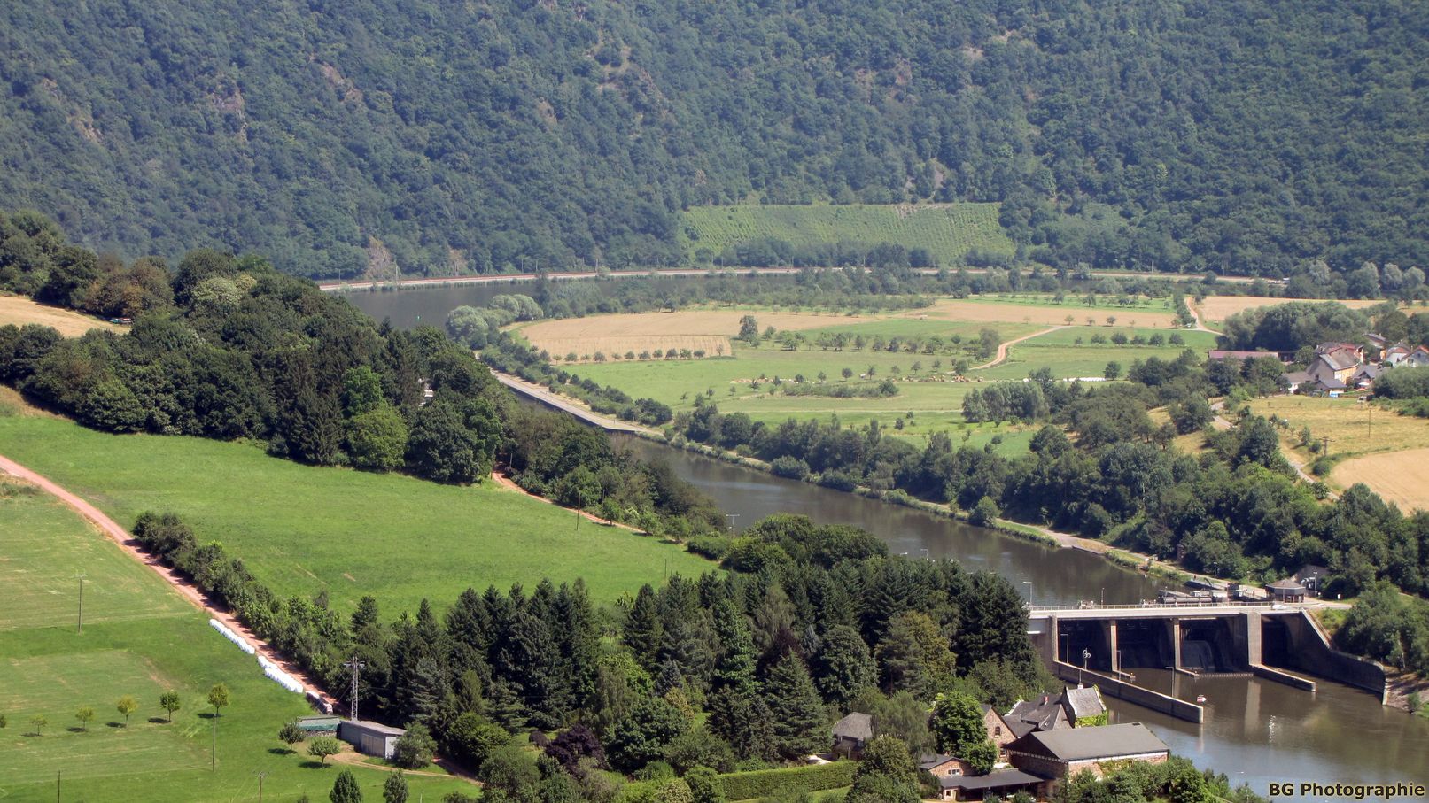 Blick auf die Staustufe bei Serrig