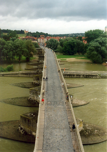 Blick auf die Steinerne Brücke in Regensburg