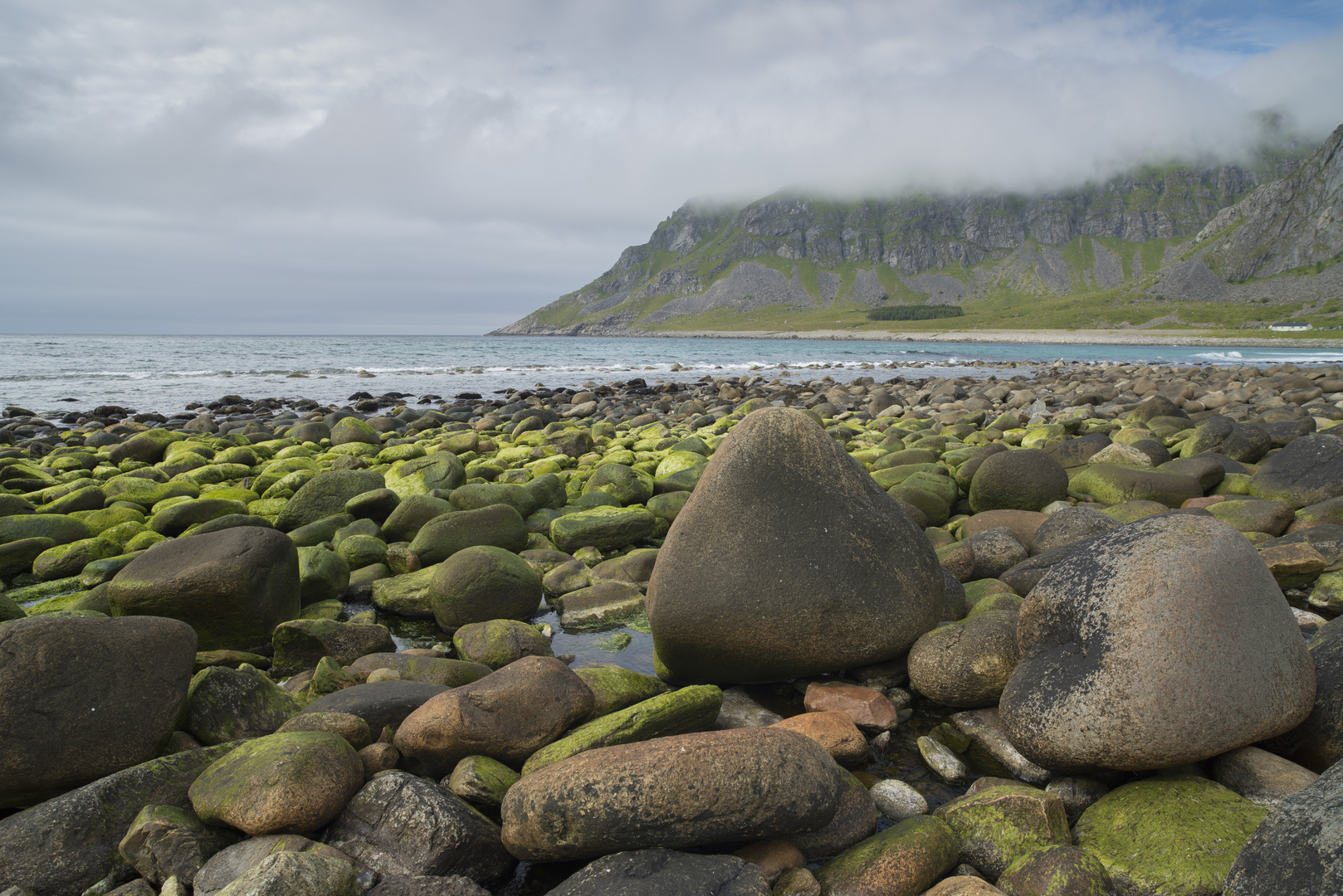 Blick auf die steinige Küste von Unstad auf den Lofoten