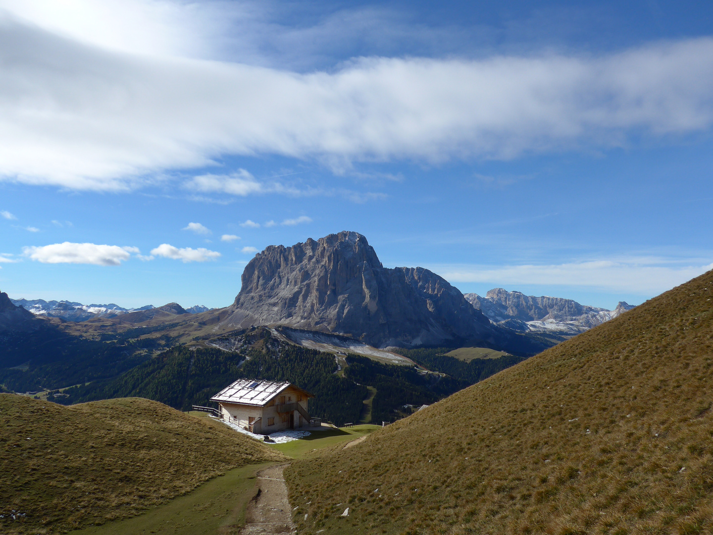 Blick auf die Steviahütte und den Langkofel (Südtirol)