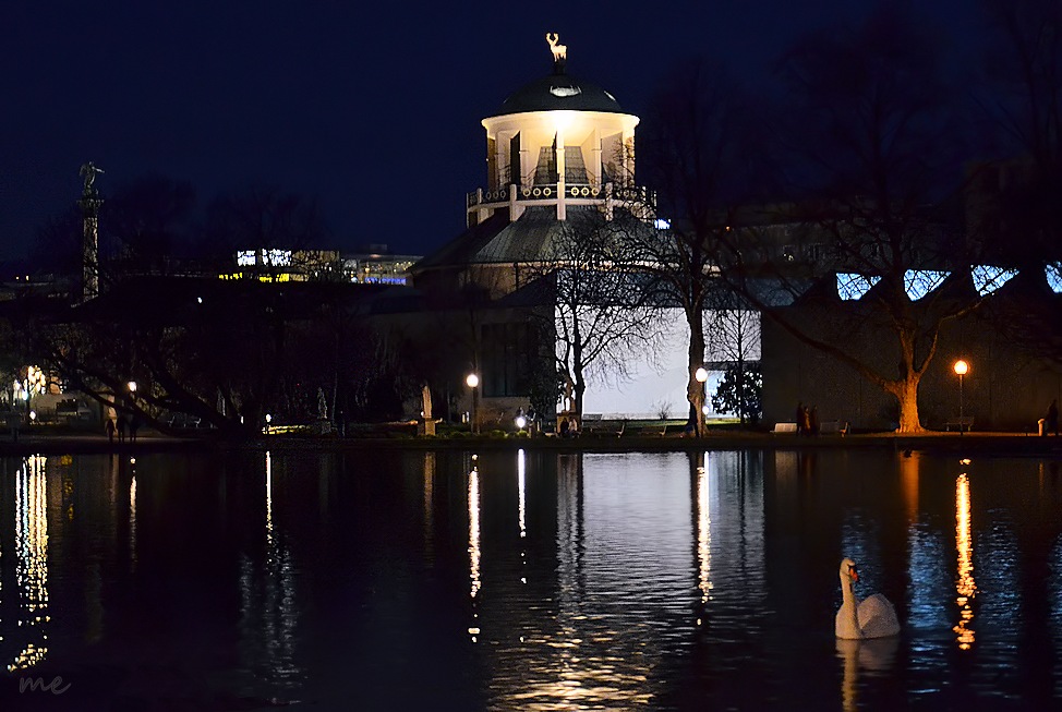 Blick auf die Stiftung Kunstmuseum in der "dunkelblauen Stunde"...