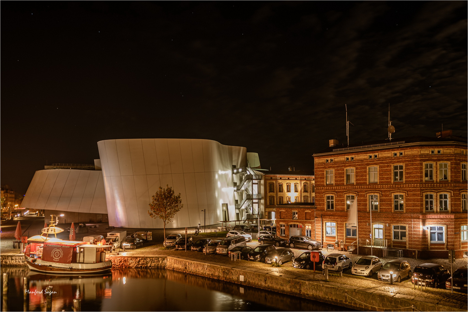 Blick auf die Stralsunder Hafeninsel mit dem Ozeaneum...