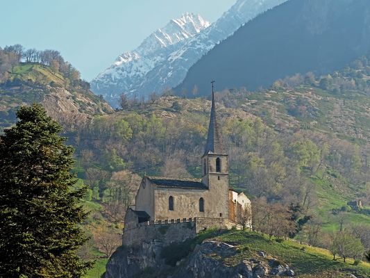 Blick auf die Südrampe, CH-Wallis, und die Schlosskirche Raron. - Bonne année!
