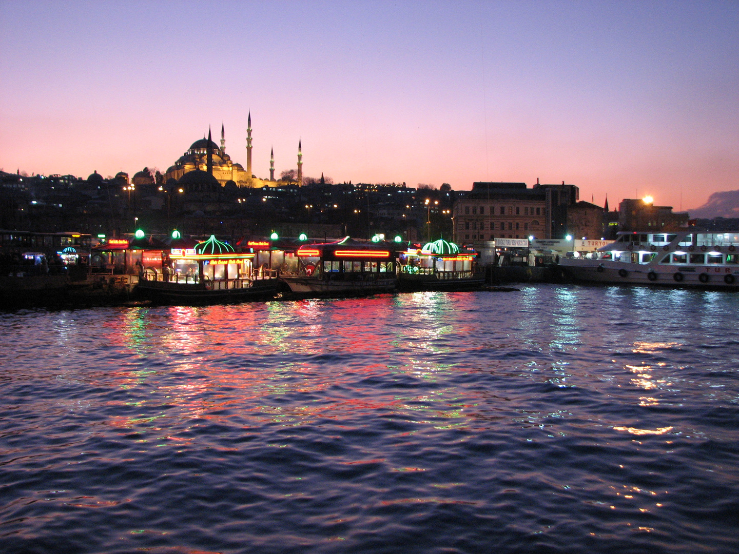 Blick auf die Süleymaniye- und die Rüstem-Pasa-Moschee von der Galatabrücke