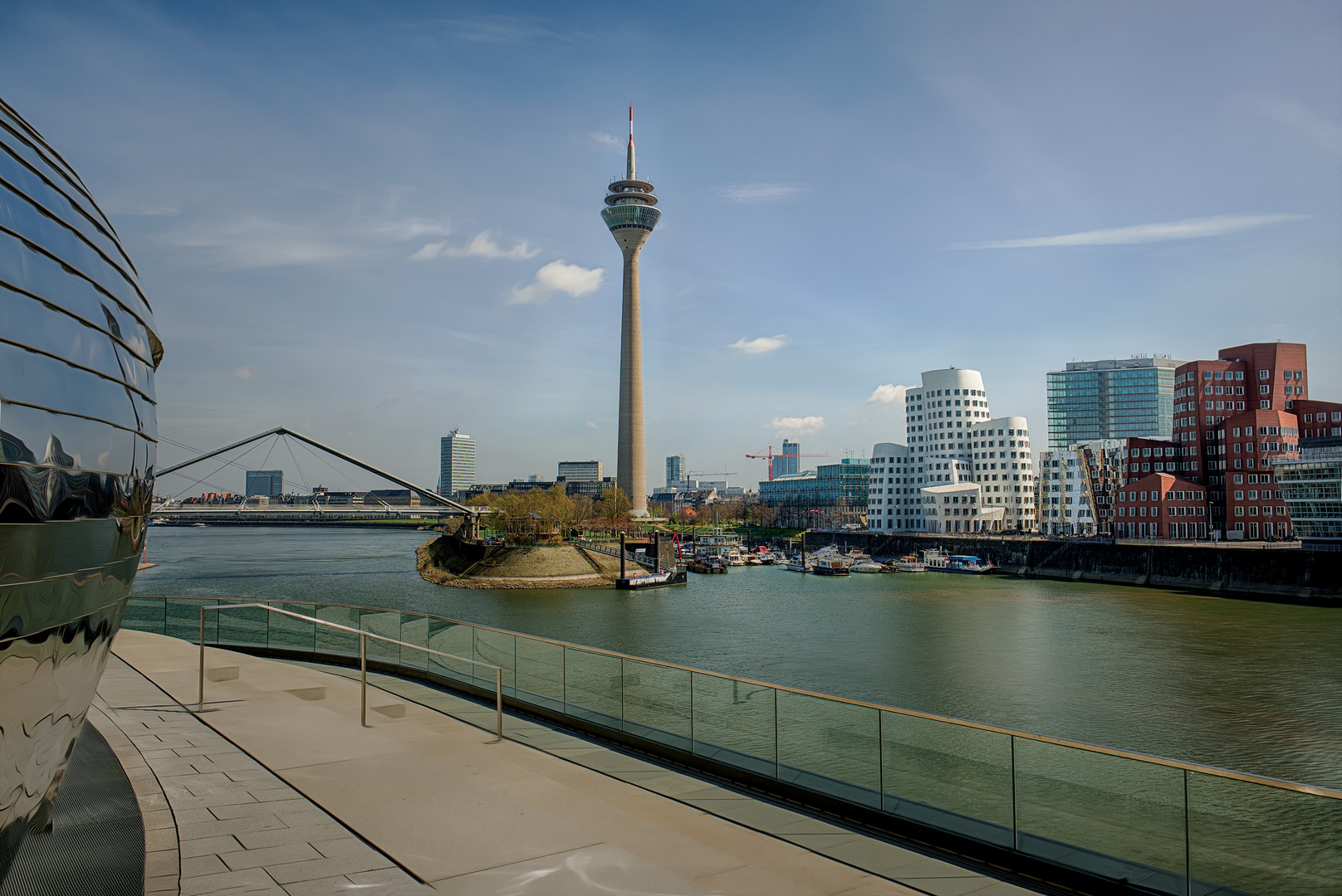 Blick auf die tanzenden Häuser