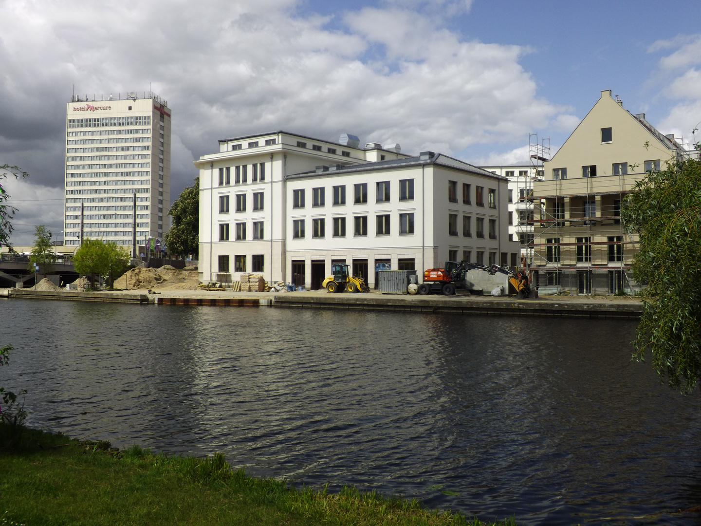 Blick auf die Uferfront der Humboldtstraße an der "Alten Fahrt", links Hotel "Mercure", Mai 2015