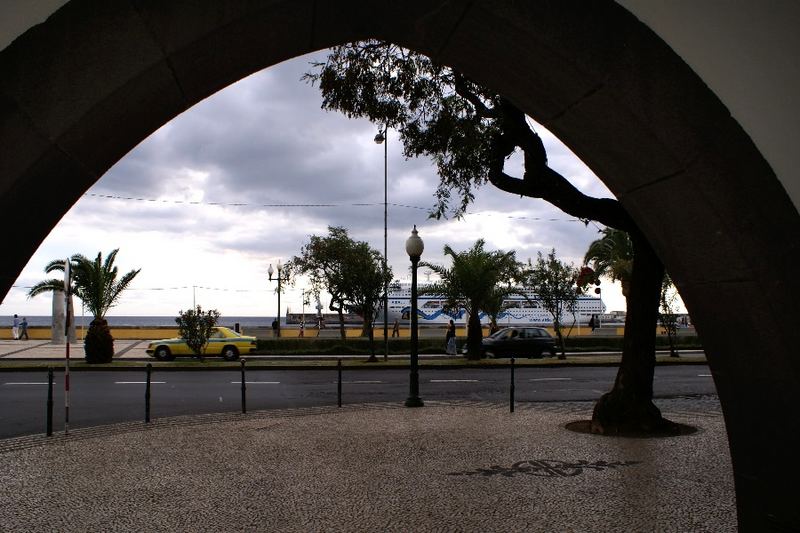 Blick auf die Uferstraße und Uferpromenade in Funchal...