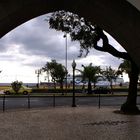 Blick auf die Uferstraße und Uferpromenade in Funchal...