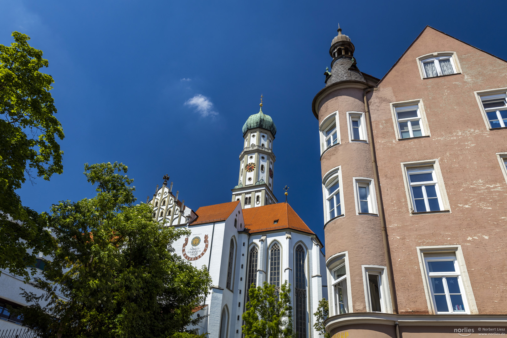 Blick auf die Ulrichsbasilika im Sonnenlicht