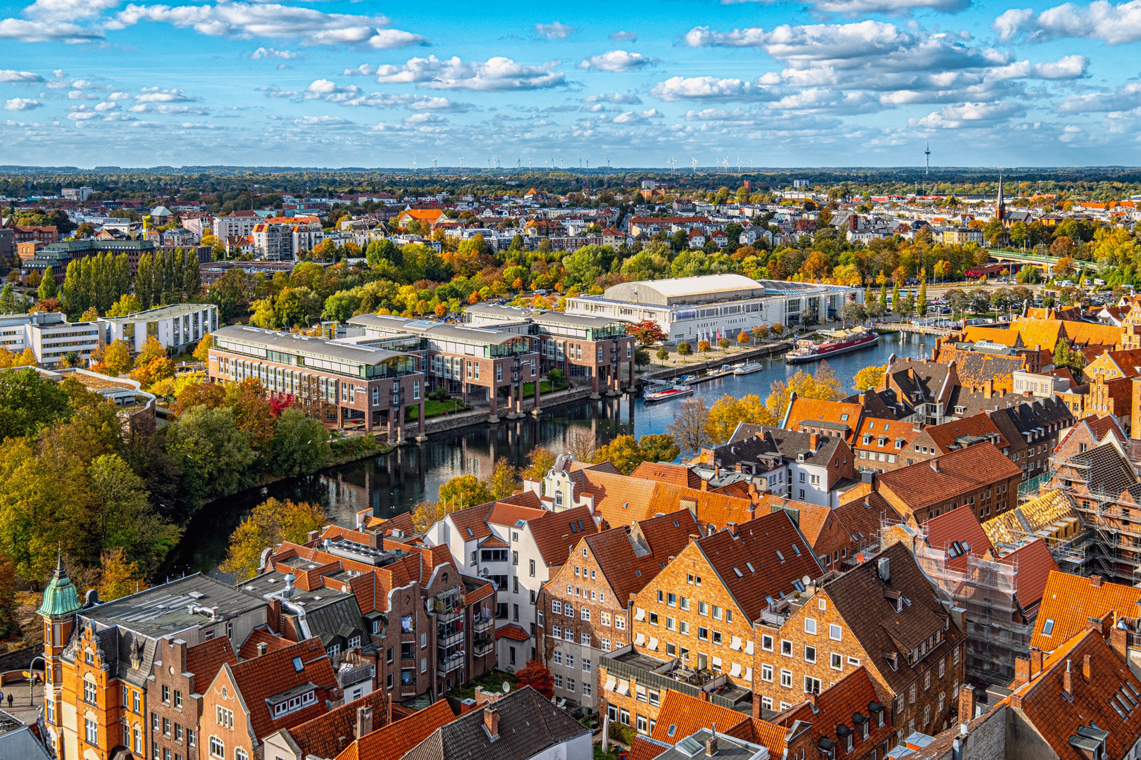 Blick auf die Untertrave mit der MuK und dem Radisson-Hotel