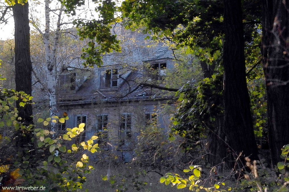 Blick auf die verfallenden Unterkunftsgebäude im Militärobjekt