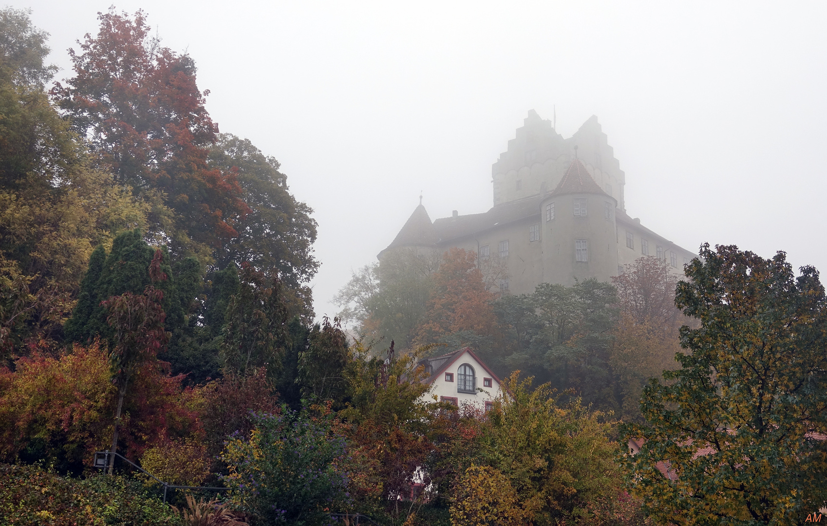 Blick auf die vernebelte Meersburg