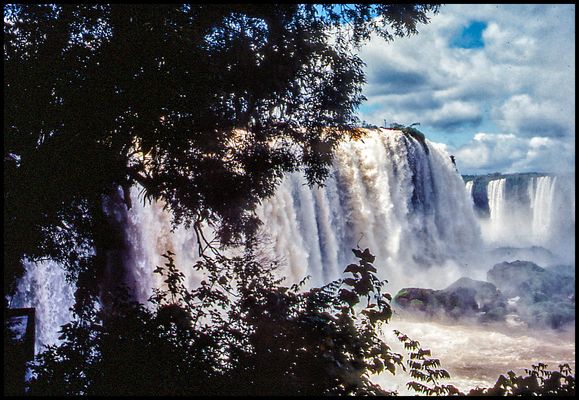 BLICK AUF DIE WASSERFÄLLE VON IGUACU...