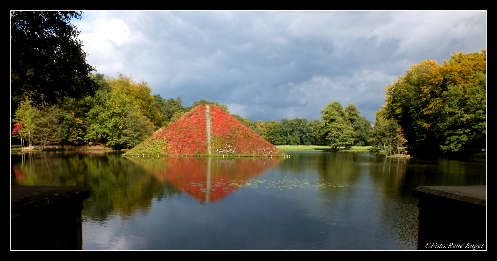 Blick auf die Wasserpyramide im Branitzer Park