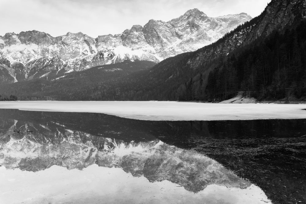 Blick auf die Zugspitze vom vereisten Eibsee