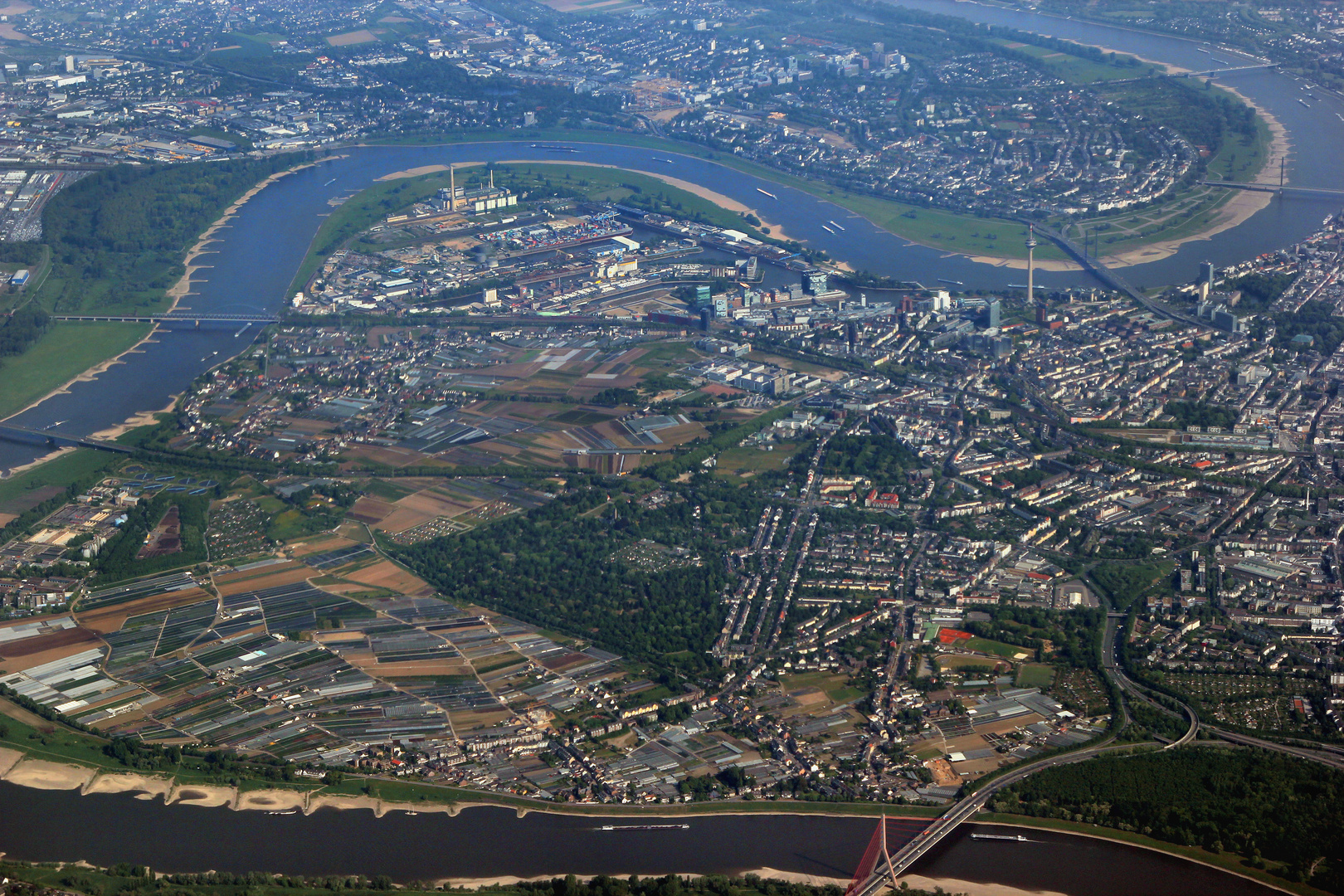 Blick auf Düsseldorf und den Rhein, Luftaufnahme