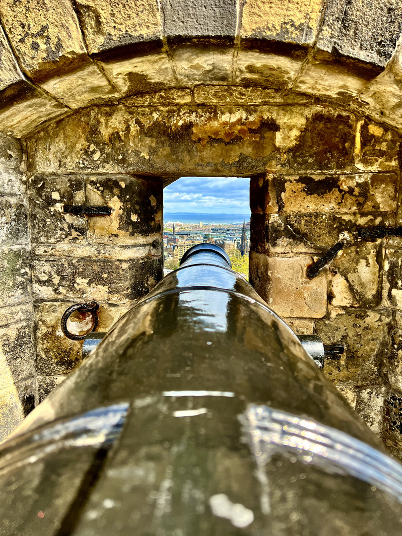Blick auf Edinburgh...über das Kanonenrohr vom Castle