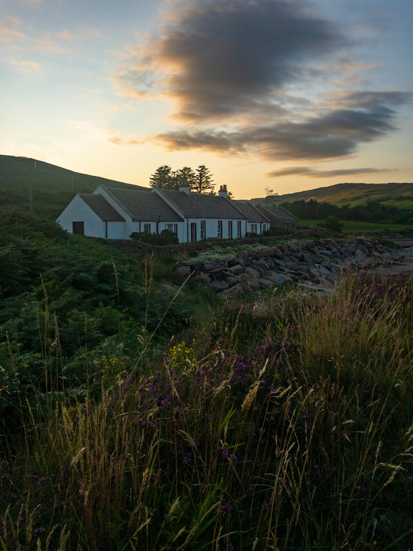 Blick auf ein Shore Cottage an der Westküste in Schottland