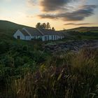 Blick auf ein Shore Cottage an der Westküste in Schottland