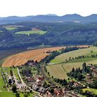 Blick auf eine der großen Elbkurven und mit die höchsten Berge ...