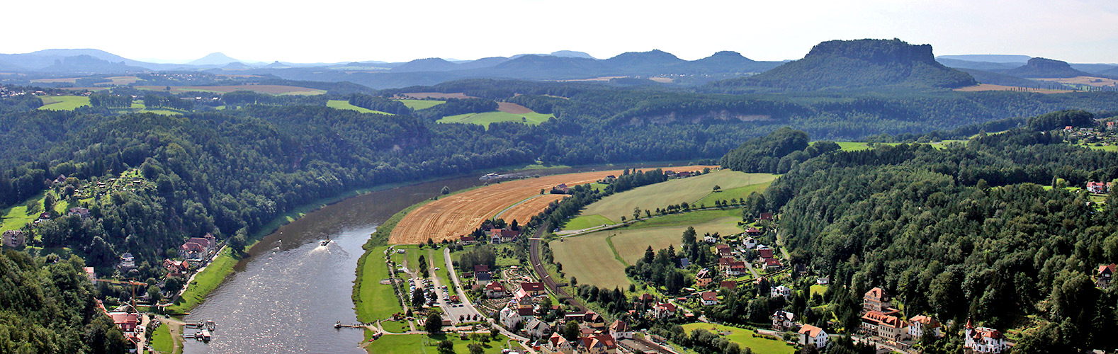 Blick auf eine der großen Elbkurven und mit die höchsten Berge ...