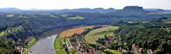 Blick auf eine der großen Elbkurven und mit die höchsten Berge ...