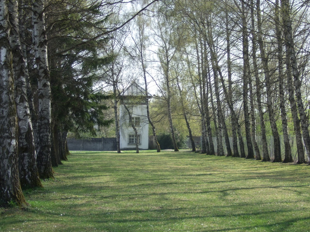 Blick auf einen der Wachtürme im KZ Dachau