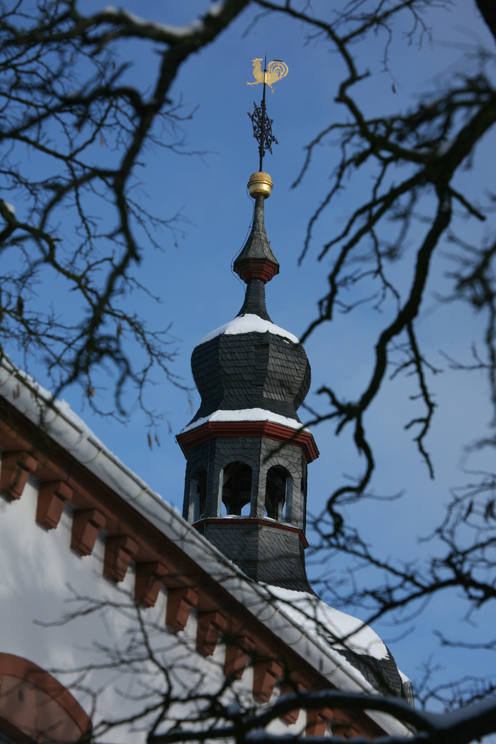 Blick auf einen Kirchturm