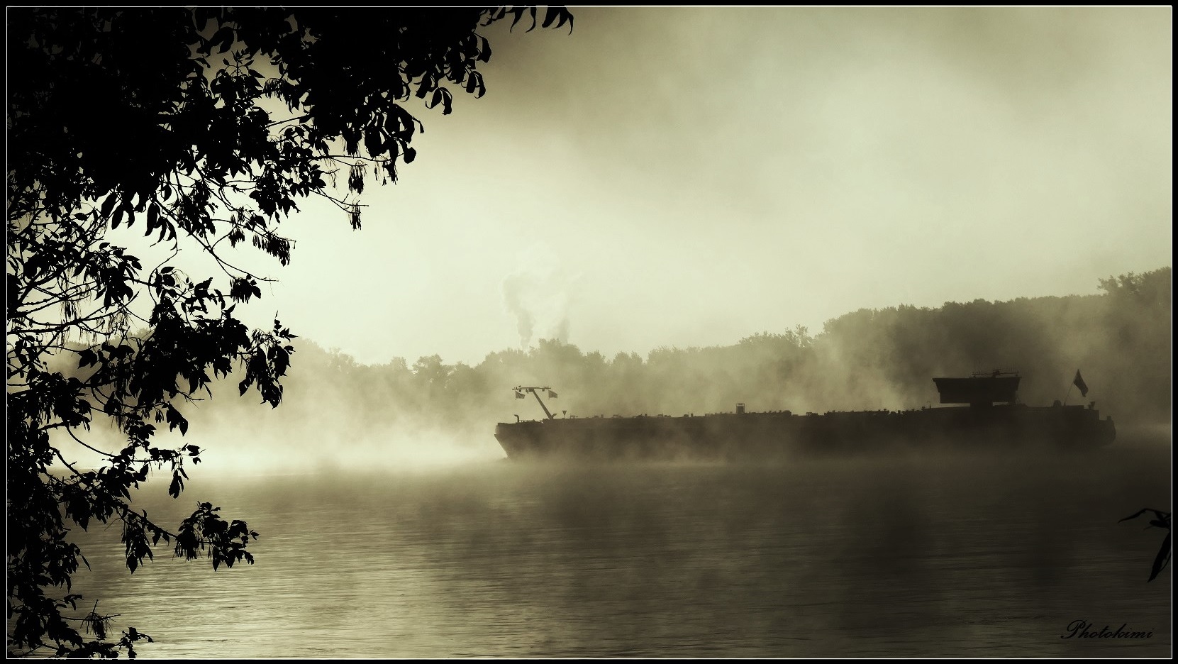 Blick auf einen Lastkahn durch den Nebel