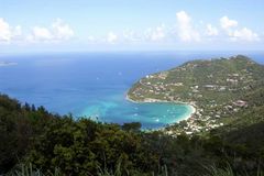 Blick auf einen Sandstrand auf Tortola