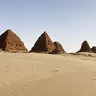 Blick auf einige Pyramiden von Nuri...